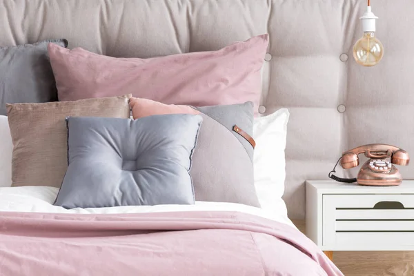 Κρεβάτι με τα μαξιλάρια παστέλ χρώμα — Φωτογραφία Αρχείου