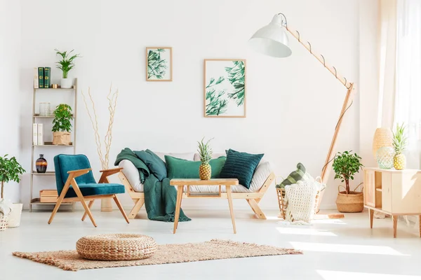 Vardagsrum med gröna möbler — Stockfoto
