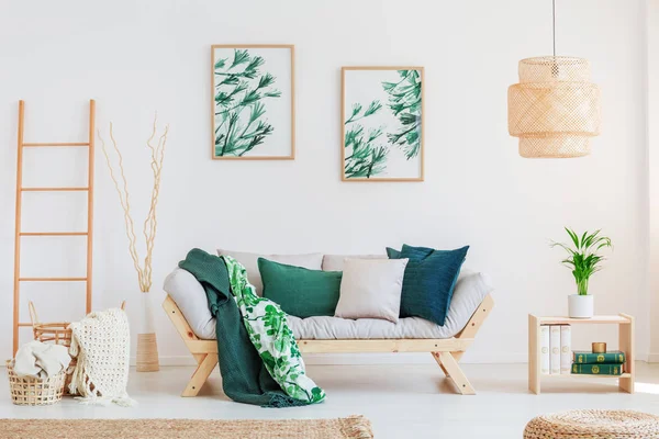 Sofa im neutralen Wohnzimmer — Stockfoto