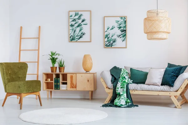 Vardagsrum med kreativa lampa — Stockfoto