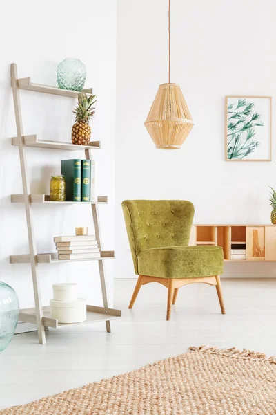 Chaise verte dans la salle de détente — Photo