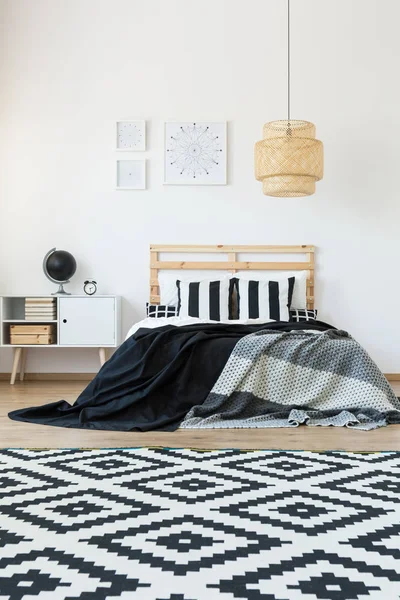 Patroon tapijt in de slaapkamer — Stockfoto