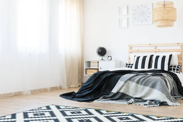 Ruime slaapkamer met groot bed — Stockfoto