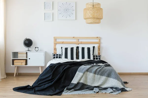 Cama com cabeceira de madeira — Fotografia de Stock