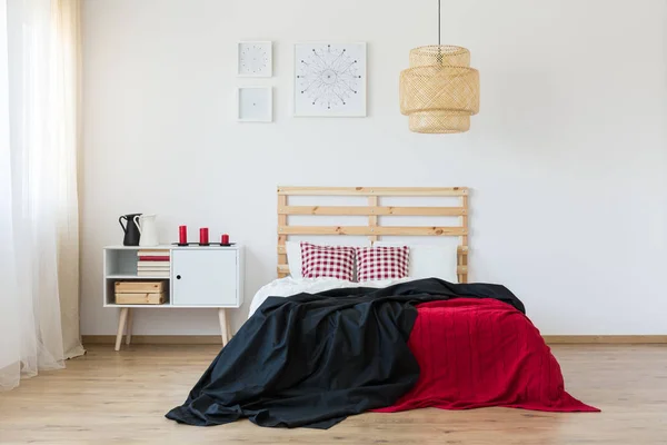 Черное и красное постельное белье — стоковое фото