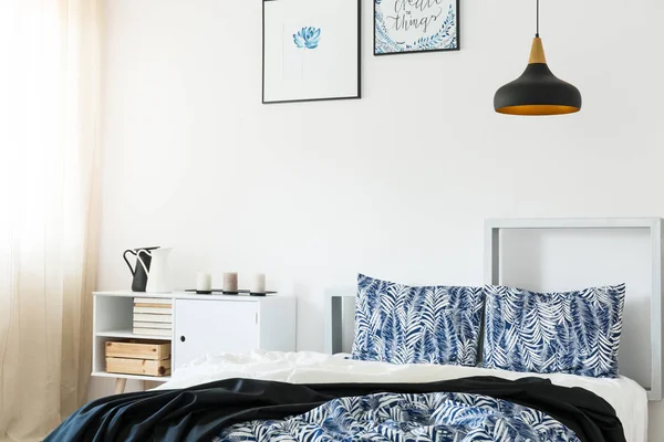 Beyaz ve mavi yastık