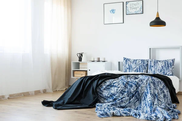 mavi ve beyaz yatak odası