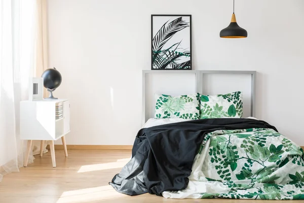 Ropa de cama blanca y verde — Foto de Stock