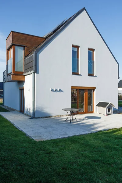 Family house with paved patio — Stock Photo, Image