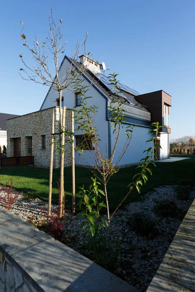 Modern house with solar panels — Stock Photo, Image