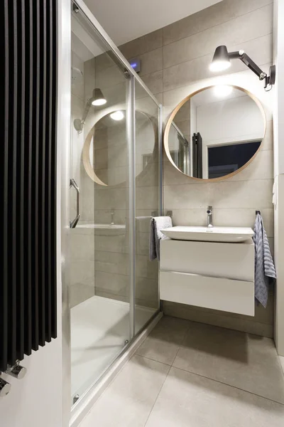 Salle de bain moderne avec carrelage beige — Photo