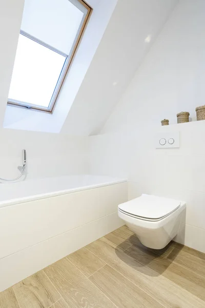 Salle de bain mansardée élégante en blanc — Photo