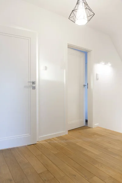 Mysig Hall med vita väggar — Stockfoto