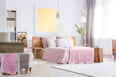 ahşap masa üzerine kitaplar