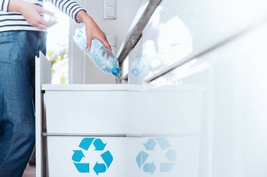 Mutfak bin plastik şişeler için