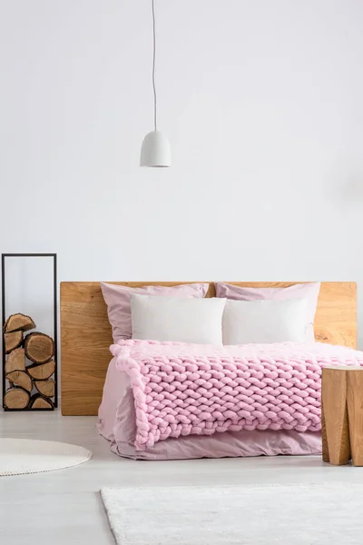 Luminosa camera da letto scandinava — Foto Stock