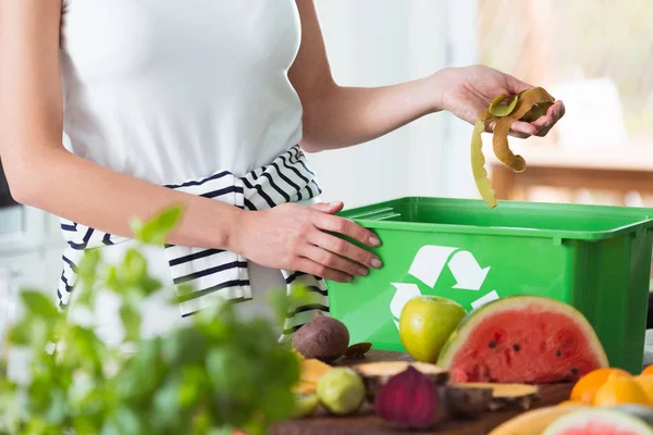 Nő organikus konyhai hulladék komposztálás — Stock Fotó