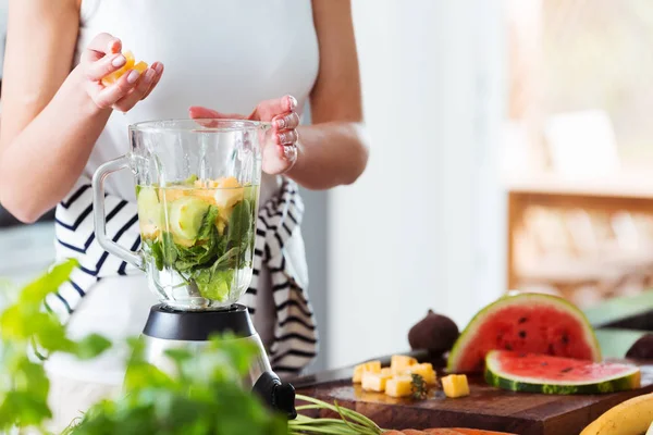 Mulher preparando smoothie energético — Fotografia de Stock