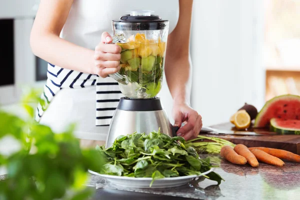 Vegetariano preparando smoothie vegan — Fotografia de Stock