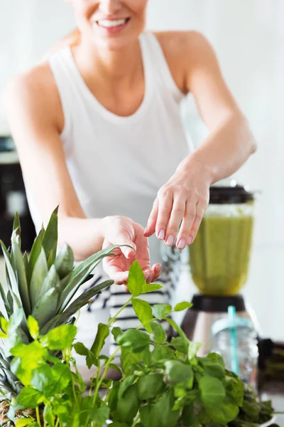 Sebze meyve suyu hazırlama kadın