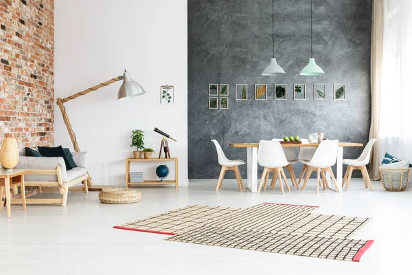 Aszimmetrikus szőnyeg a padlón — Stock Fotó