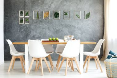 Tabloya göre beyaz sandalye