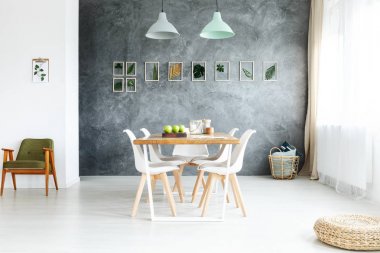 Pencere ile yemek odası