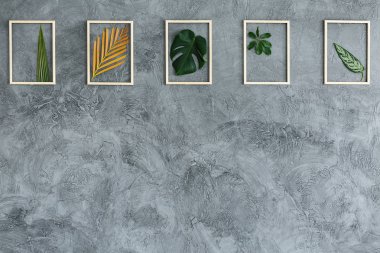 Ahşap çerçeveler yapraklarda