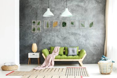 Kanepeden düşüyor yorgan