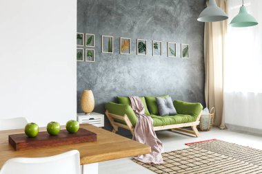 Elma ile ahşap masa