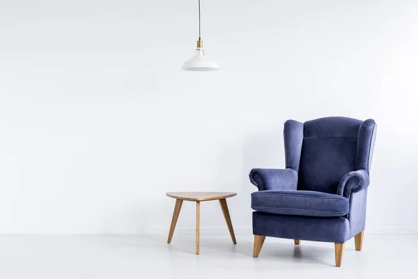 Классическое кресло в белой комнате — стоковое фото