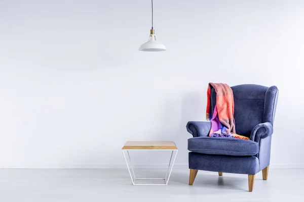 Kolorowy koc na niebieski fotel — Zdjęcie stockowe