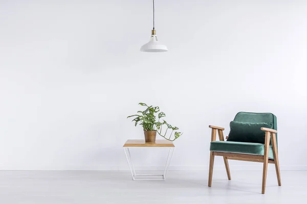 Chambre avec fauteuil vintage vert — Photo
