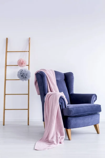 Couverture rose sur fauteuil bleu — Photo