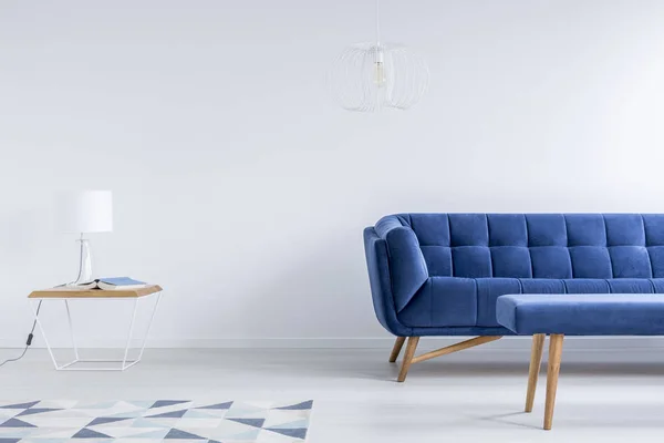 Номер с синим диваном — стоковое фото