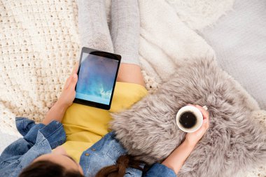 Blogging için tablet kullanan kız