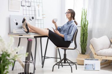 Memnun işkadını evde istirahat