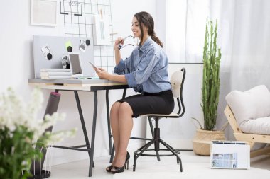 Dizüstü bilgisayar kullanarak güzel serbest meslek