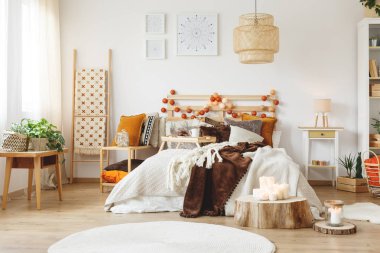 Dağınık yatak yatak odasında