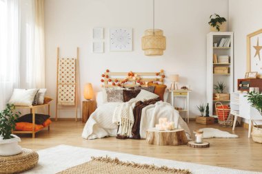 Yatak odasında ahşap Abajur