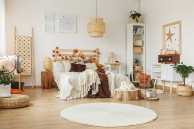 Yatak odasında posterler