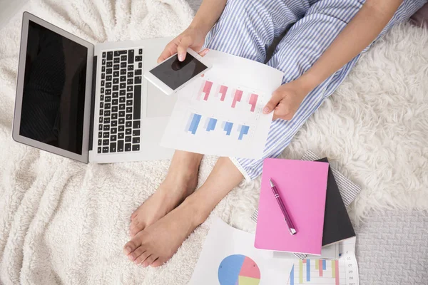 Persoon zittend op bed met laptop — Stockfoto