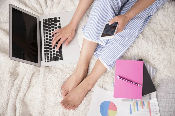 Persona que prepara materiales de estudio — Foto de Stock