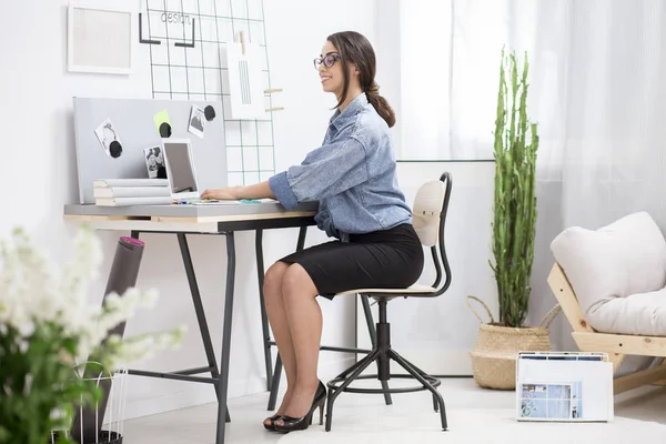 Mulher trabalhando remotamente com laptop — Fotografia de Stock