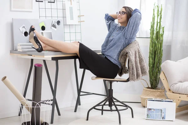 Female entrepreneur resting in office — Stock Photo, Image