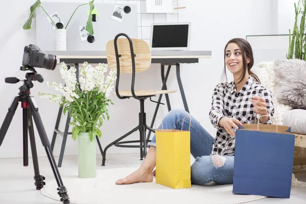 Vlogger durante transmissão em casa — Fotografia de Stock