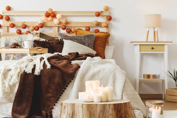 Kaarsen in slaapkamer — Stockfoto