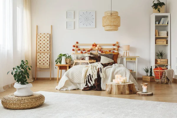 Camera da letto con grande tappeto bianco — Foto Stock
