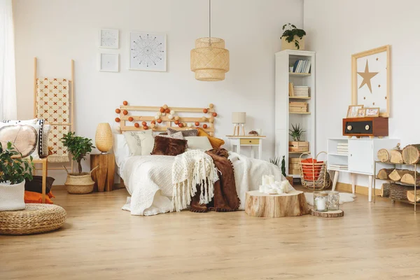 Zimmer mit Holzdekorationen — Stockfoto