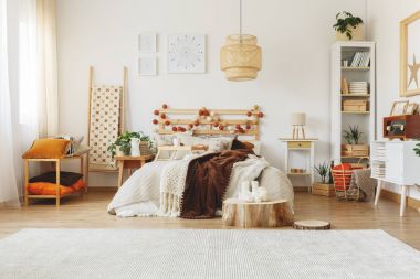 Yatakta kahvaltı tepsisi